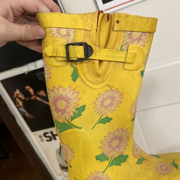 Vintage yellow flower rain boots - Picture 4 of 5